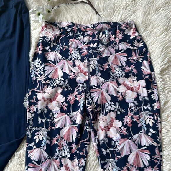 Wonderly Stretch Yoga Capri Pants Size Medium Floral & Navy Blue - Picture 3 of 5